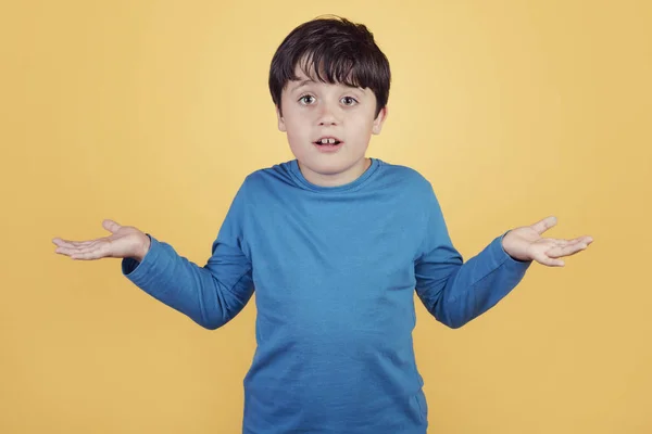 Niño Confundido Preguntando Sobre Fondo Amarillo — Foto de Stock