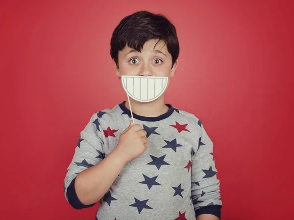 Niño Divertido Sonriente Sobre Fondo Rojo — Foto de Stock