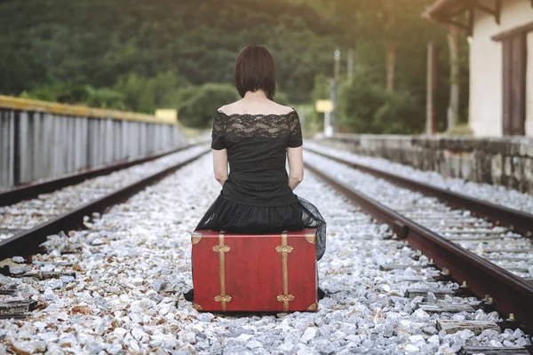 Vrouw Zitten Een Koffer Trein Sporen — Stockfoto
