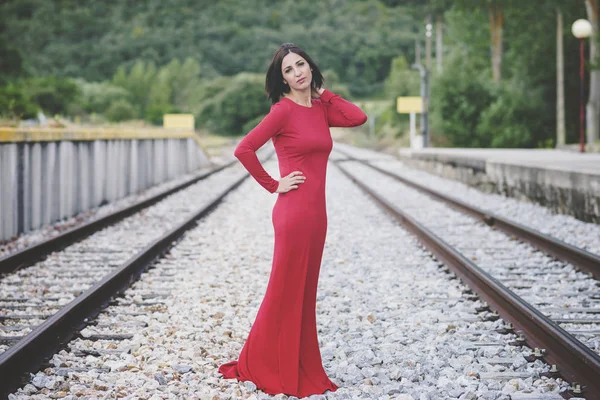 Tren rayları üzerinde dalgın kadın