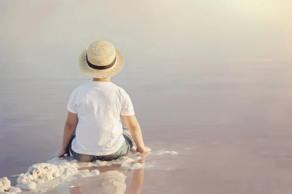 Niño Triste Pensativo Sentado Playa Vista Trasera — Foto de Stock