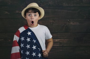 Amerika Birleşik Devletleri, 4 Temmuz bağımsızlık günü bayrağı ile çocuk