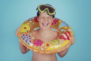 kayan nokta ring üzerinde mavi arka plan ile gülümseyerek mutlu bir çocuk