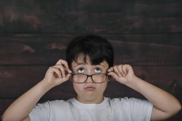 Niño Con Gafas Sobre Fondo Madera —  Fotos de Stock