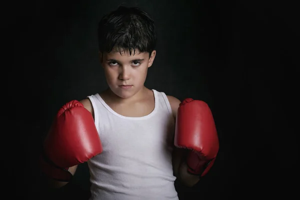 Menino Com Luvas Boxe Fundo Preto — Fotografia de Stock