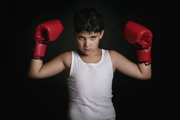 黒い背景にボクシング グローブを持った少年 — ストック写真