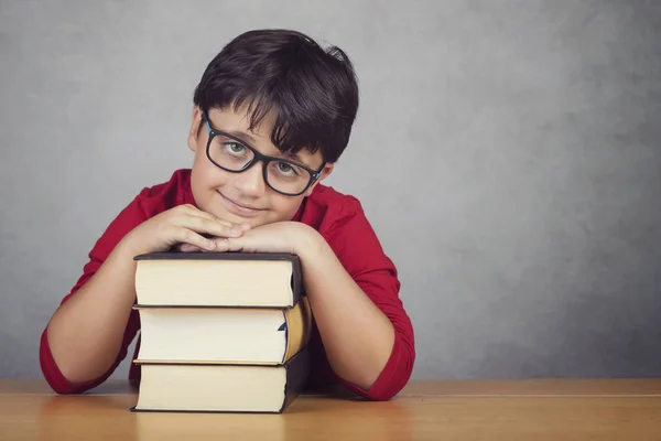 Niño Sonriente Apoyado Libros Sobre Una Mesa —  Fotos de Stock