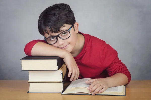 Niño Sonriente Apoyado Libros Sobre Una Mesa —  Fotos de Stock