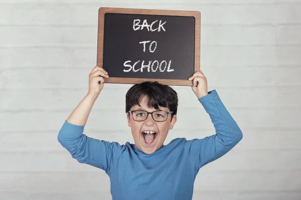 Vissza Iskolába Boldog Gyermek Egy Tábla Tégla Háttér — Stock Fotó