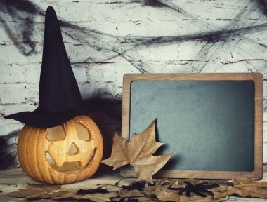 Cadılar Bayramı Balkabağı ve ahşap tabl kara tahta