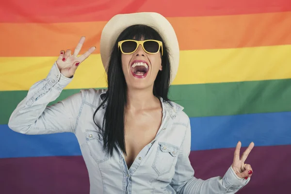 Hermosa Joven Feliz Mujer Fondo Bandera Del Arco Iris —  Fotos de Stock