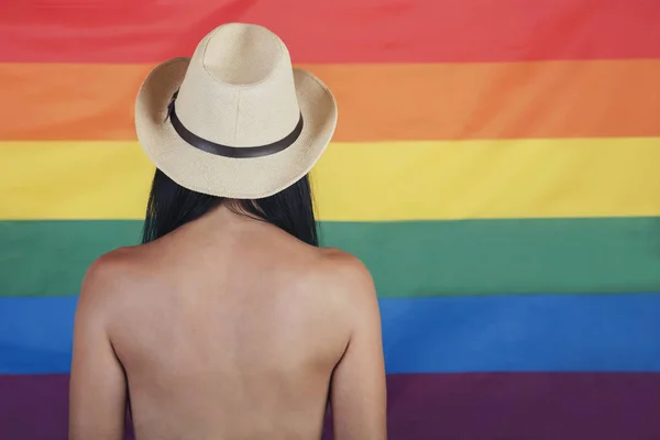 虹旗比較の裸の背中と美しい若い女性 — ストック写真
