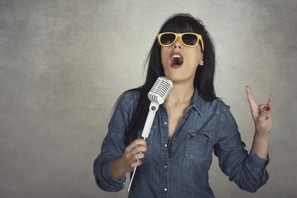 Bir Mikrofon Şarkı Üzerinde Gri Adam Tutan Genç Kadın — Stok fotoğraf