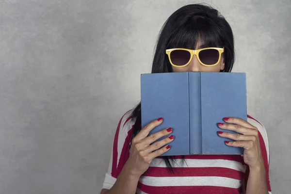 Mujer Bonita Con Libro Gafas Sol Amarillas Sobre Fondo Gris —  Fotos de Stock