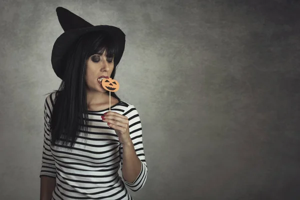 Mujer Joven Sosteniendo Una Calabaza Halloween — Foto de Stock