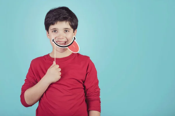 Petit Garçon Souriant Avec Drôle Visage Sur Fond Bleu — Photo