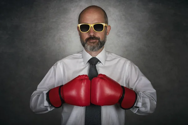 灰色の背景にビジネスマンの赤いボクシング グローブ — ストック写真
