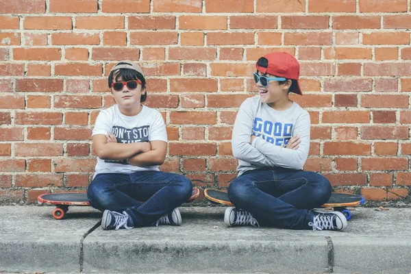 Crianças Com Skate Óculos Sol Rua — Fotografia de Stock