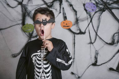 Çocuk gözüne Cadılar Bayramı bölümü kapsayan bir sopa ile