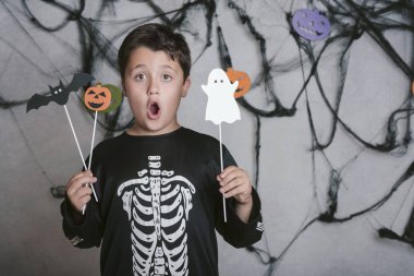 Çocuk Cadılar Bayramı partisinde iskelet kostüm