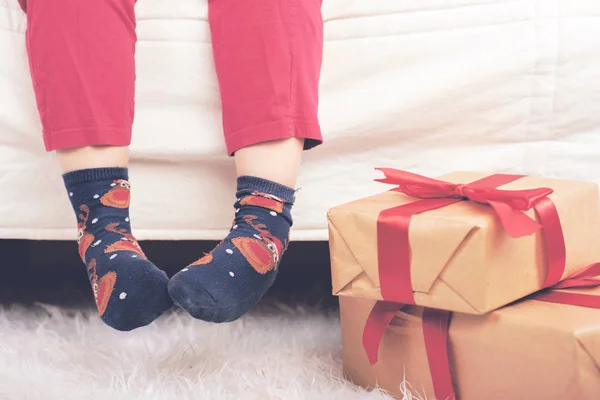 Різдвом Дитячі Ноги Поруч Різдвяними Подарунками — стокове фото