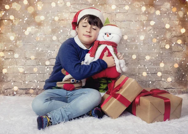 Feliz Navidad, niño feliz con regalo de Navidad — Foto de Stock