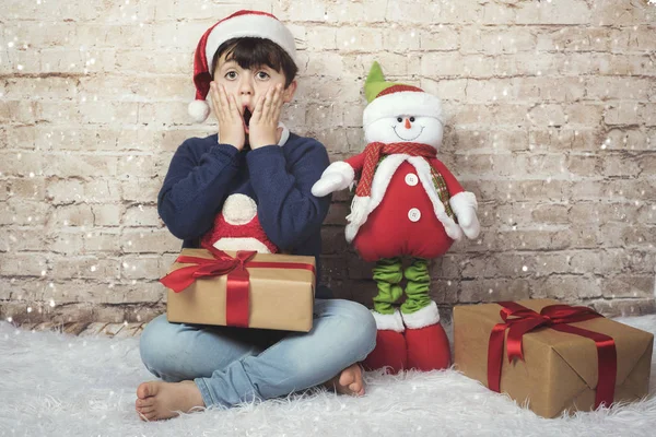 Niño Sorprendido Sentado Con Regalos Navidad — Foto de Stock