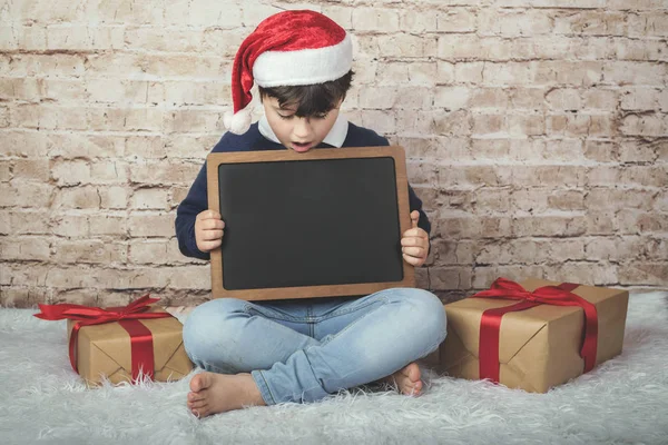 Niño Feliz Sentado Con Una Pizarra Navidad — Foto de Stock