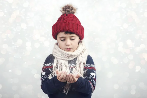Lille Barn Blæser Sne Fra Hænder Julen - Stock-foto