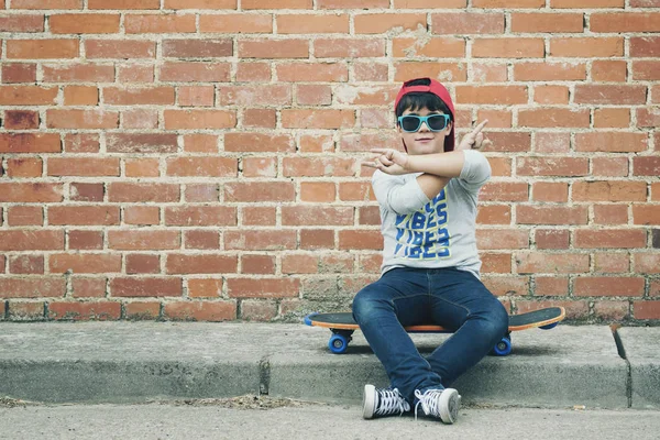 Criança Com Skate Óculos Sol Rua — Fotografia de Stock