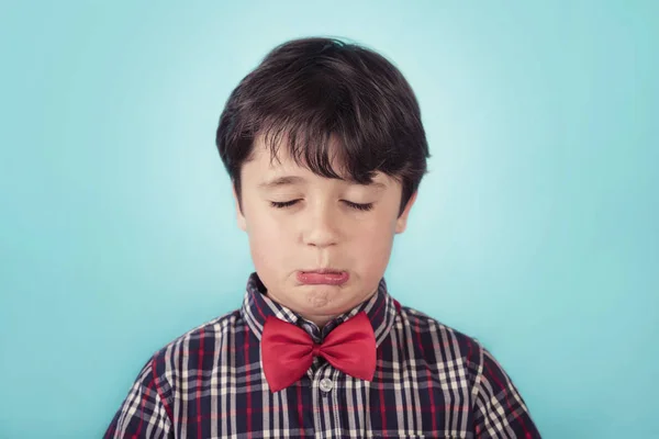 Niño Triste Con Pajarita Sobre Fondo Azul — Foto de Stock