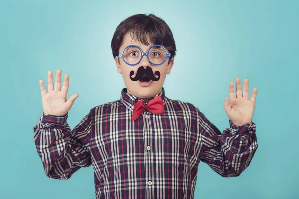 Chico Divertido Con Bigote Falso Corbata Sobre Fondo Azul — Foto de Stock