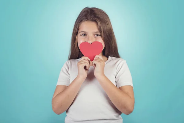 Sonriente Chica Con Corazón Cubriendo Sus Labios Sobre Fondo Azul — Foto de Stock