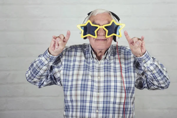Hombre Mayor Con Auriculares Gafas Sol Divertidas Sobre Fondo Ladrillo — Foto de Stock