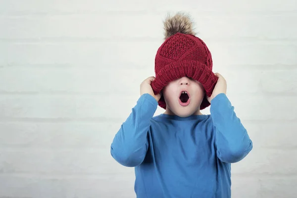 Niño Divertido Con Sombrero Invierno Sobre Fondo Ladrillo — Foto de Stock