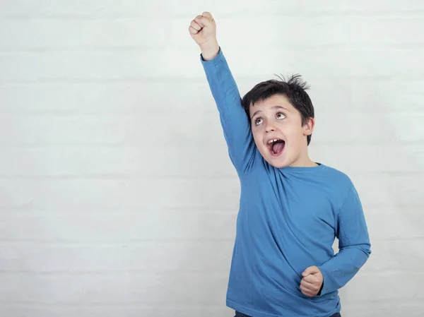 Enfant Drôle Avec Les Mains Air Criant Sur Fond Brique — Photo