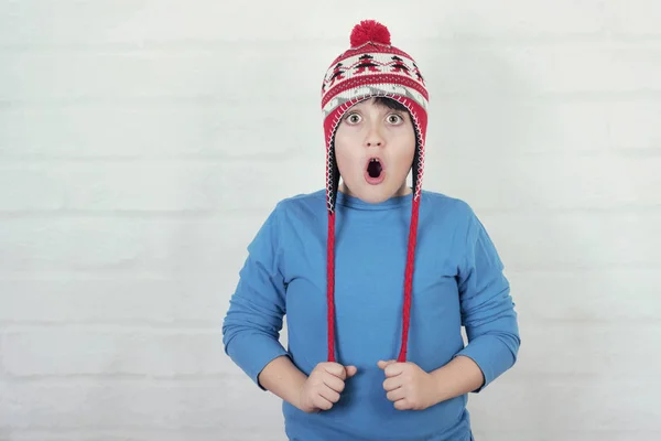 Enfant Drôle Avec Chapeau Hiver Sur Fond Brique — Photo