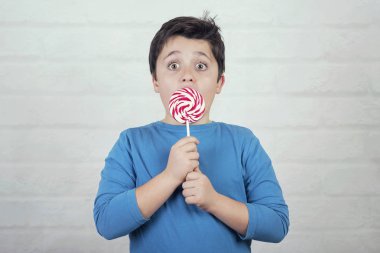 lolipop üzerinde tuğla adam ile sürpriz çocuk