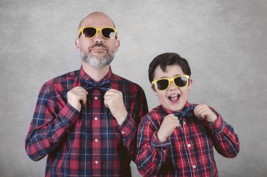 Babalar günü, baba ve oğul kravat ve gri arka plan üzerinde güneş gözlüğü ile