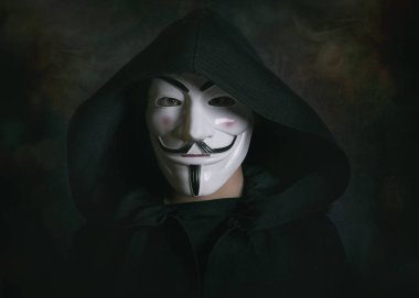 siyah arka plan üzerinde anonim maskeleme ile adam