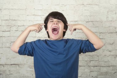 kızgın çocuk bağırarak üzerinde tuğla adam portresi