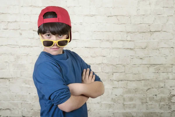 Lycklig Pojke Med Keps Och Solglasögon Tegel Bakgrund — Stockfoto