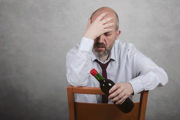 Affärsman Deprimerad Alkoholmissbrukare Mot Grå Bakgrund — Stockfoto