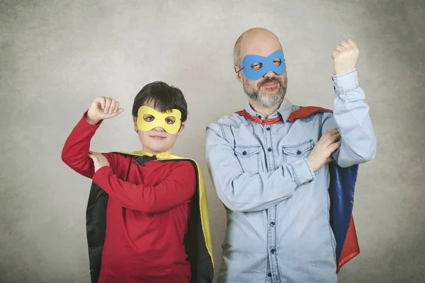 父亲节 父子俩在灰色背景下打扮成超级英雄 — 图库照片
