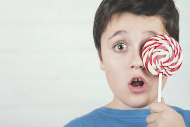 Lollipop göz kapsayan çocuk portresi