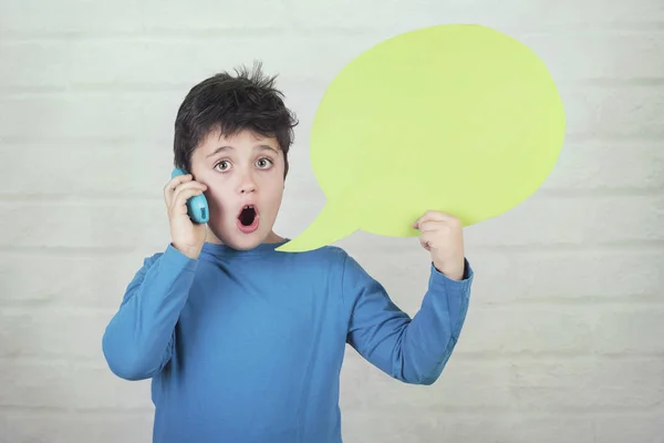 Enfant parlant au téléphone avec bulle vocale — Photo