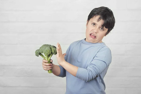 Ребенок не любит брокколи — стоковое фото