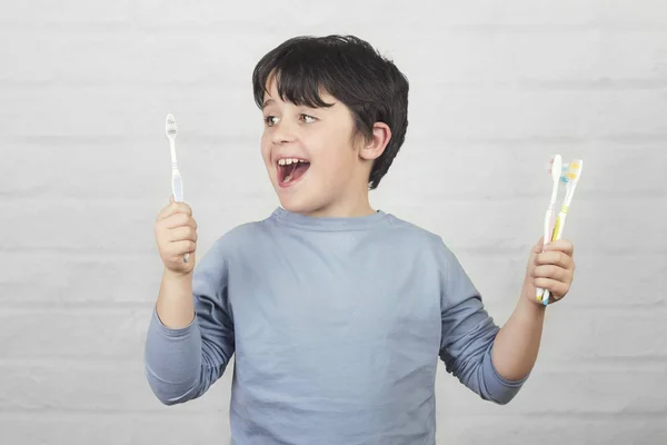 Criança feliz limpeza de dentes por escova de dentes — Fotografia de Stock