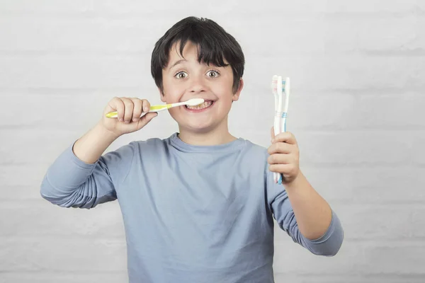 Счастливый ребенок чистки зубов с помощью зубной щетки — стоковое фото