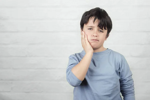 Niño con dolor de muelas —  Fotos de Stock